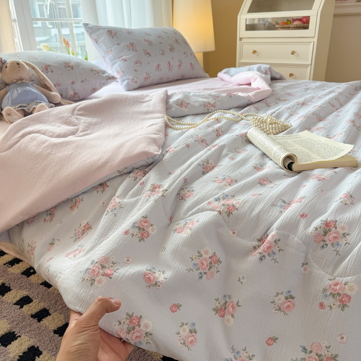 91家纺网 家纺一手货源 找家纺 温眠家纺 2026新款针织泡芙双层纱夏被四件套 青野玫瑰