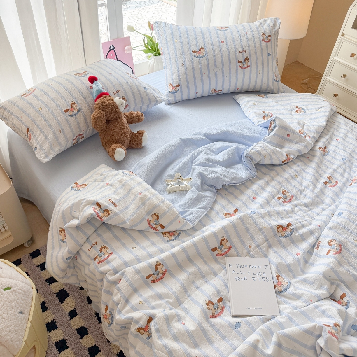 91家纺网 家纺一手货源 找家纺 温眠家纺 2026新款针织泡芙双层纱夏被四件套 蓝条木马