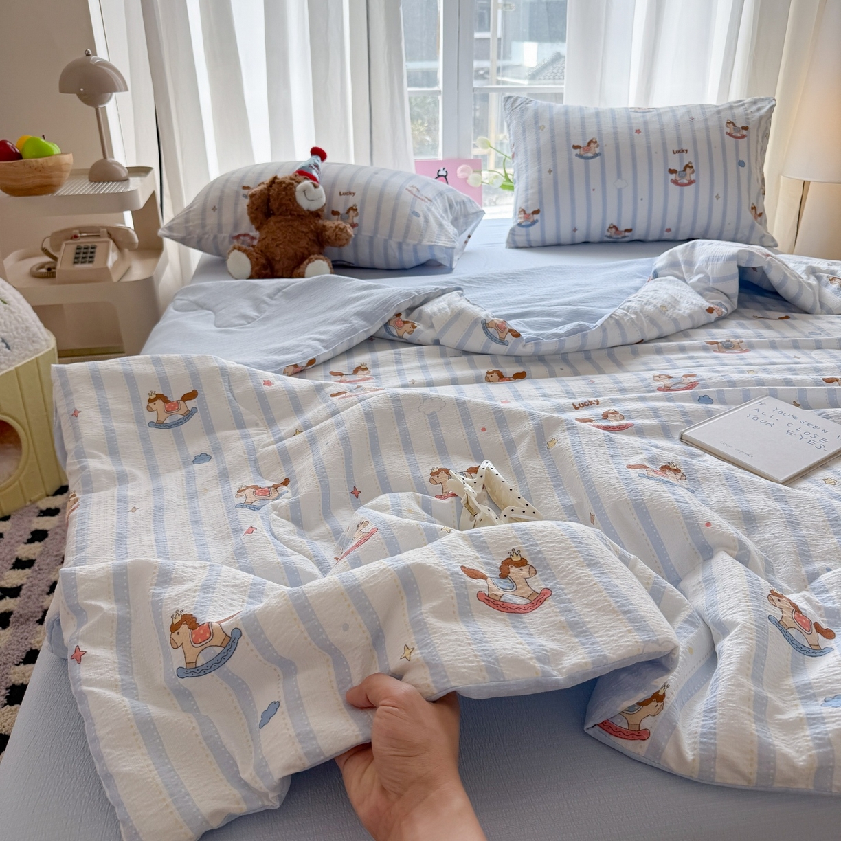 91家纺网 家纺一手货源 找家纺 温眠家纺 2026新款针织泡芙双层纱夏被四件套 蓝条木马