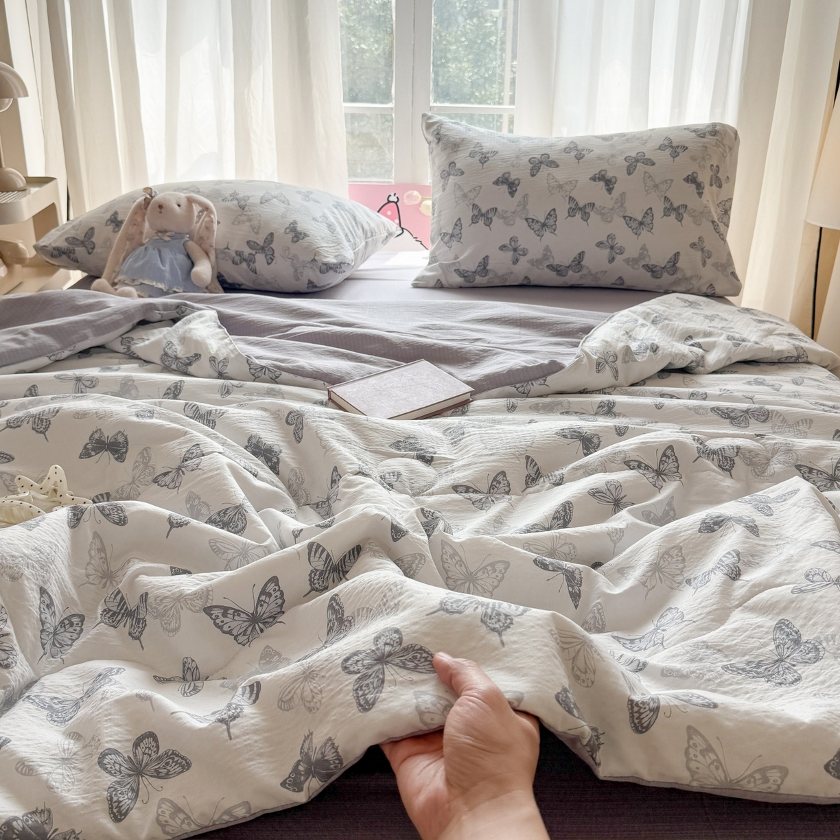 91家纺网 家纺一手货源 找家纺 温眠家纺 2026新款针织泡芙双层纱夏被四件套 墨蝶