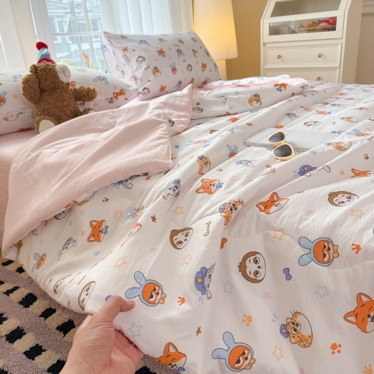 91家纺网 家纺一手货源 找家纺 温眠家纺 2026新款针织泡芙双层纱夏被四件套 萌趣伙伴