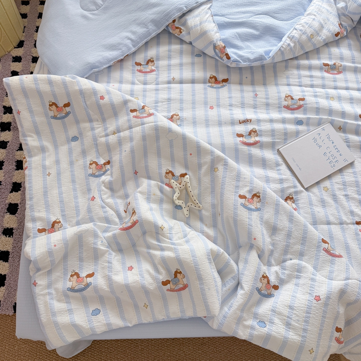 91家纺网 家纺一手货源 找家纺 温眠家纺 2026新款针织泡芙双层纱夏被四件套 蓝条木马