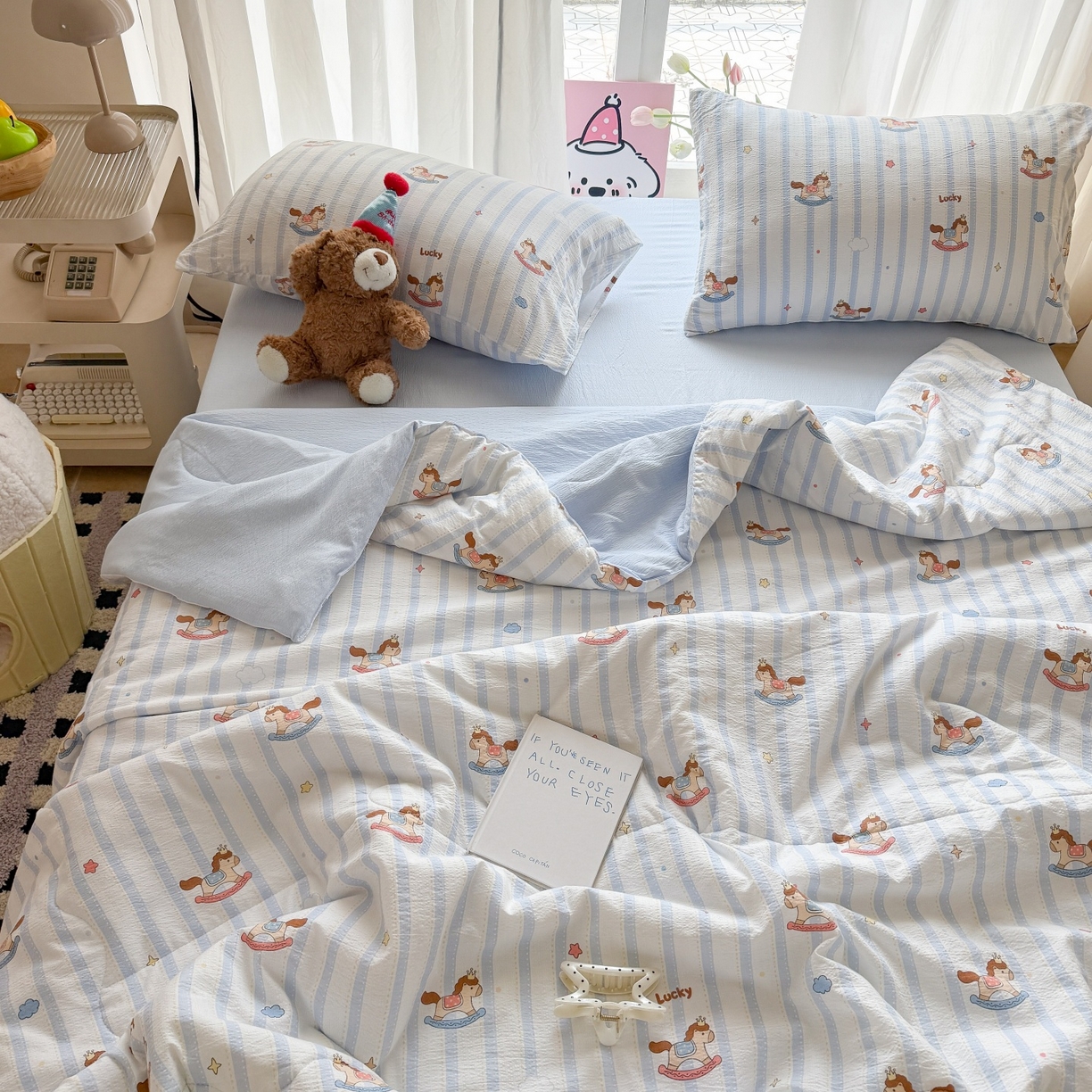 91家纺网 家纺一手货源 找家纺 温眠家纺 2026新款针织泡芙双层纱夏被四件套 蓝条木马