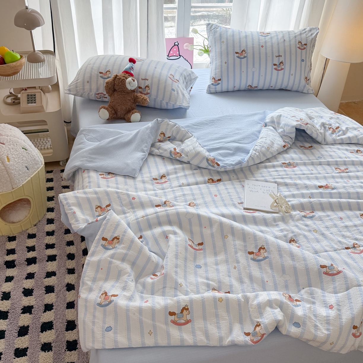 91家纺网 家纺一手货源 找家纺 温眠家纺 2026新款针织泡芙双层纱夏被四件套 蓝条木马