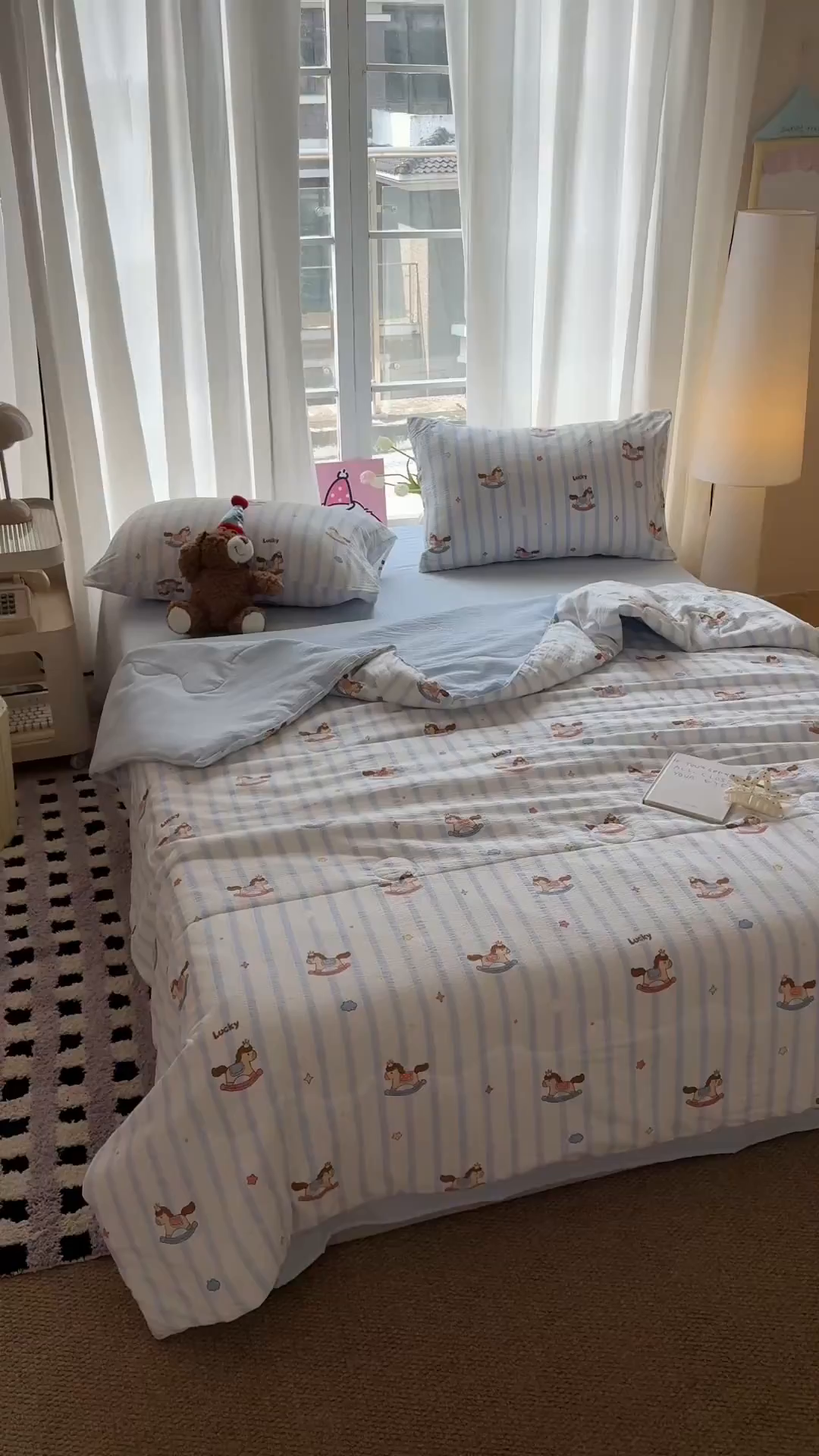 91家纺网 家纺一手货源 找家纺 温眠家纺 2026新款针织泡芙双层纱夏被四件套 蓝条木马