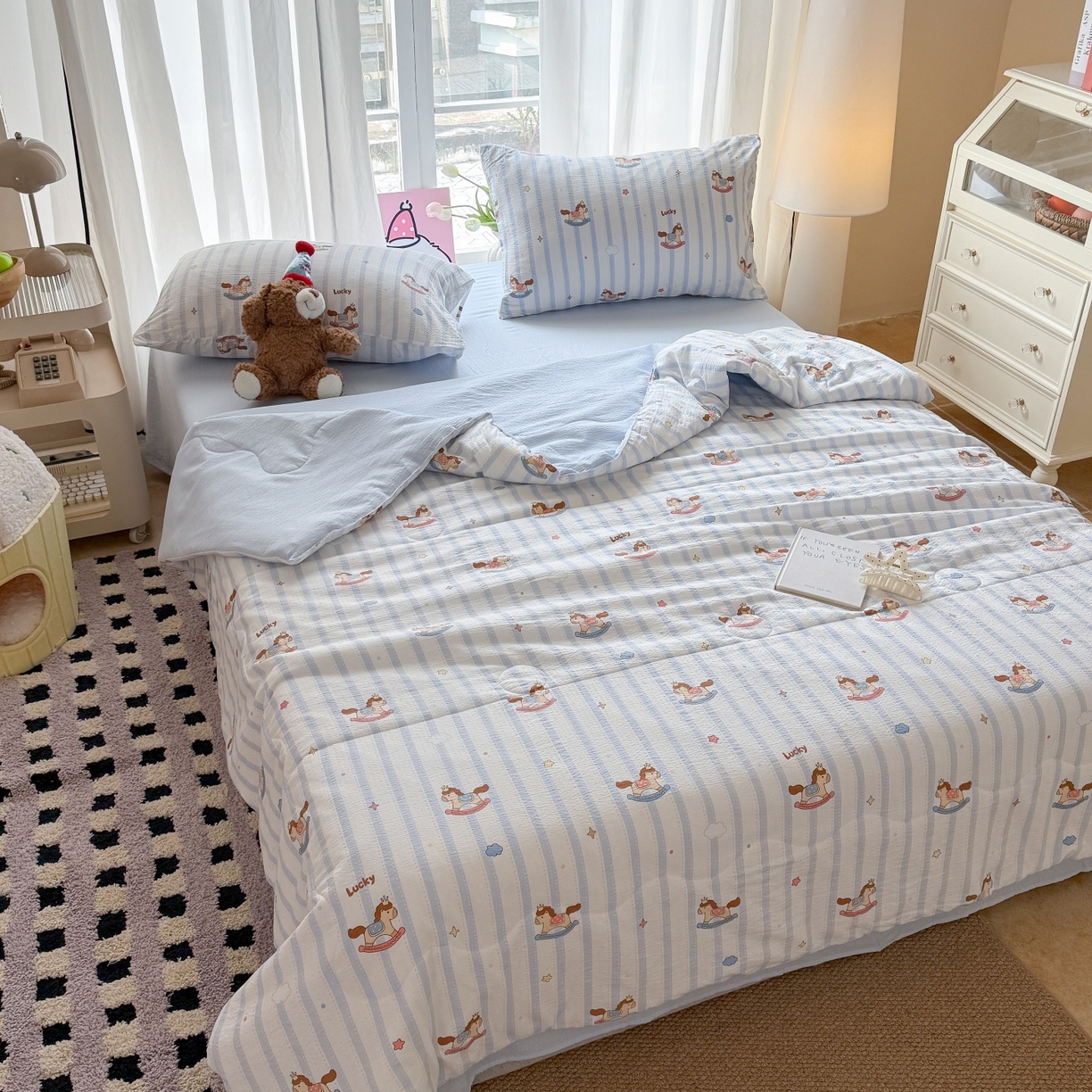 91家纺网 家纺一手货源 找家纺 温眠家纺 2026新款针织泡芙双层纱夏被四件套 蓝条木马