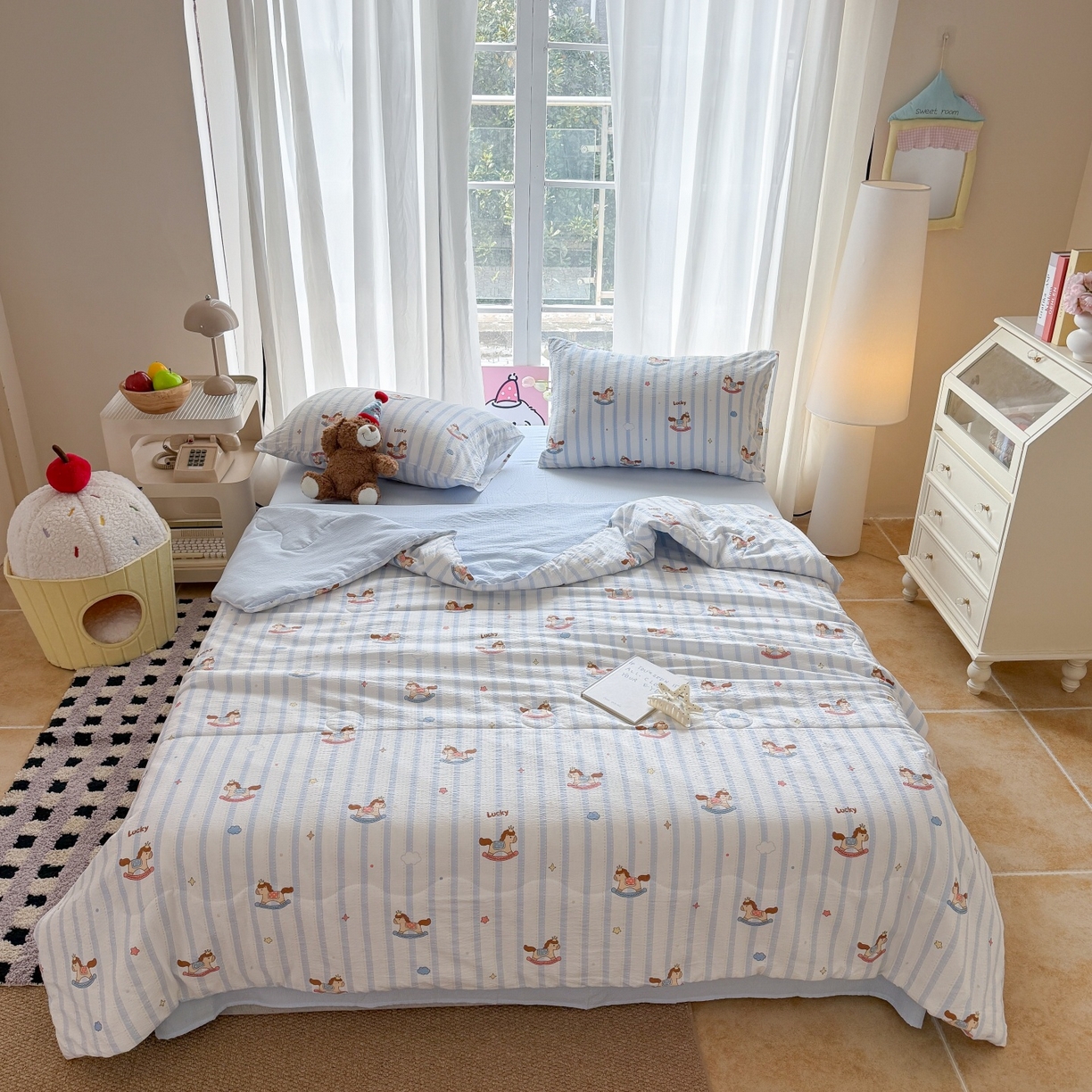 91家纺网 家纺一手货源 找家纺 温眠家纺 2026新款针织泡芙双层纱夏被四件套 蓝条木马