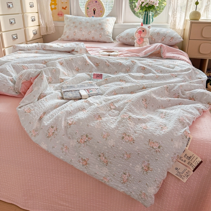 91家纺网 家纺一手货源 找家纺 小桃姐家纺 2026新款泡芙棉双层纱夏被空调被四件套小清新泡泡纱夏被卡通夏凉被空调被 晚风