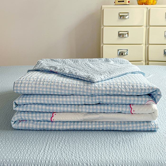 91家纺网 家纺一手货源 找家纺 小桃姐家纺 2026新款泡芙棉双层纱夏被空调被四件套小清新泡泡纱夏被卡通夏凉被空调被 蓝格Kitty