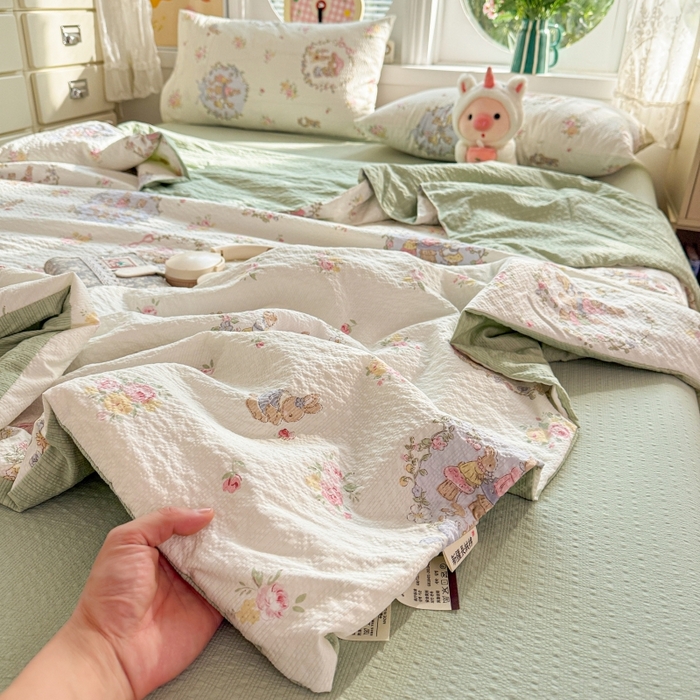 91家纺网 家纺一手货源 找家纺 小桃姐家纺 2026新款泡芙棉双层纱夏被空调被四件套小清新泡泡纱夏被卡通夏凉被空调被 童话