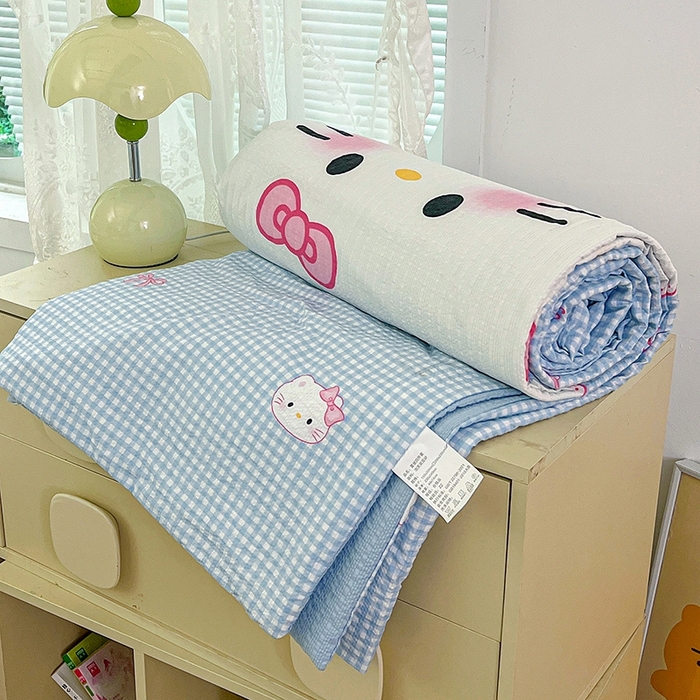 91家纺网 家纺一手货源 找家纺 小桃姐家纺 2026新款泡芙棉双层纱夏被空调被四件套小清新泡泡纱夏被卡通夏凉被空调被 蓝格Kitty