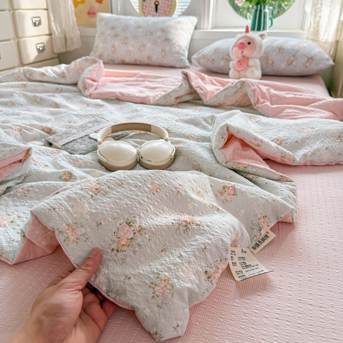 91家纺网 家纺一手货源 找家纺 小桃姐家纺 2026新款泡芙棉双层纱夏被空调被四件套小清新泡泡纱夏被卡通夏凉被空调被 晚风