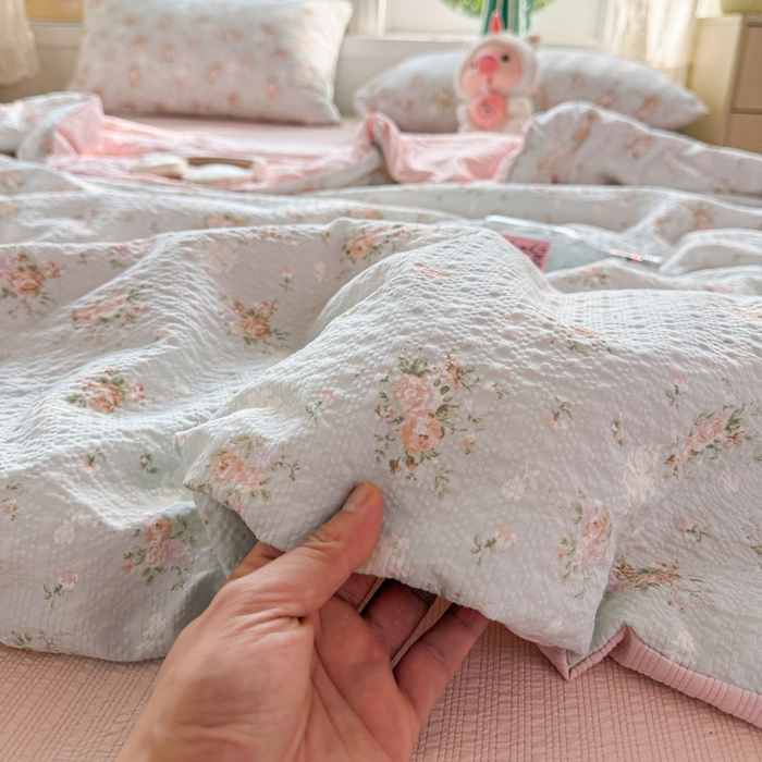 91家纺网 家纺一手货源 找家纺 小桃姐家纺 2026新款泡芙棉双层纱夏被空调被四件套小清新泡泡纱夏被卡通夏凉被空调被 晚风