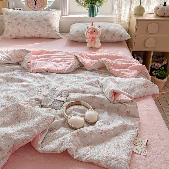 91家纺网 家纺一手货源 找家纺 小桃姐家纺 2026新款泡芙棉双层纱夏被空调被四件套小清新泡泡纱夏被卡通夏凉被空调被 晚风