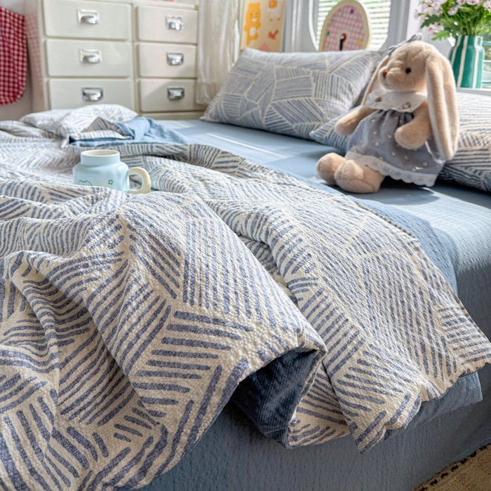 91家纺网 家纺一手货源 找家纺 小桃姐家纺 2026新款泡芙棉双层纱夏被空调被四件套小清新泡泡纱夏被卡通夏凉被空调被 蓝条纹