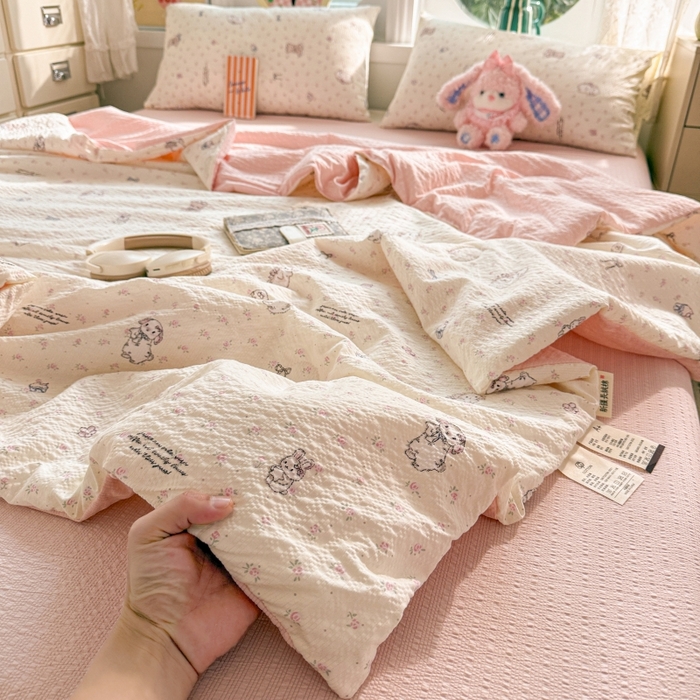 91家纺网 家纺一手货源 找家纺 小桃姐家纺 2026新款泡芙棉双层纱夏被空调被四件套小清新泡泡纱夏被卡通夏凉被空调被 花仙兔