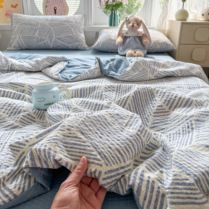91家纺网 家纺一手货源 找家纺 小桃姐家纺 2026新款泡芙棉双层纱夏被空调被四件套小清新泡泡纱夏被卡通夏凉被空调被 蓝条纹
