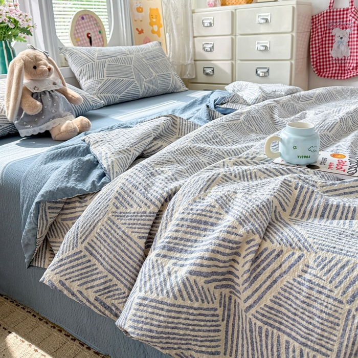 91家纺网 家纺一手货源 找家纺 小桃姐家纺 2026新款泡芙棉双层纱夏被空调被四件套小清新泡泡纱夏被卡通夏凉被空调被 蓝条纹