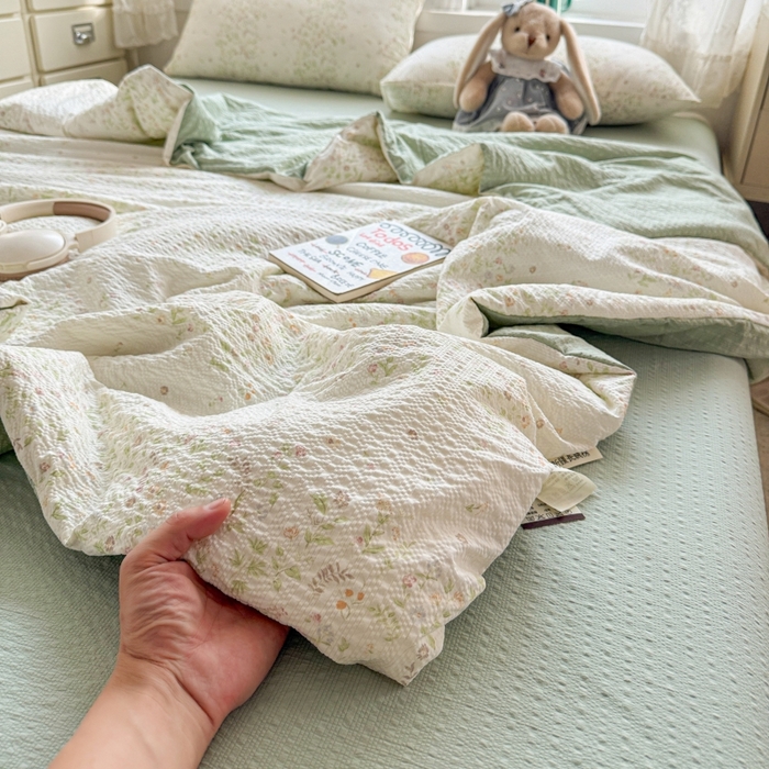 91家纺网 家纺一手货源 找家纺 小桃姐家纺 2026新款泡芙棉双层纱夏被空调被四件套小清新泡泡纱夏被卡通夏凉被空调被 浅春