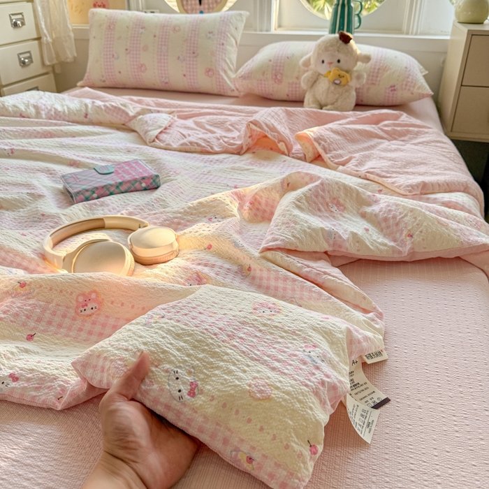 91家纺网 家纺一手货源 找家纺 小桃姐家纺 2026新款泡芙棉双层纱夏被空调被四件套小清新泡泡纱夏被卡通夏凉被空调被 奶油kitty