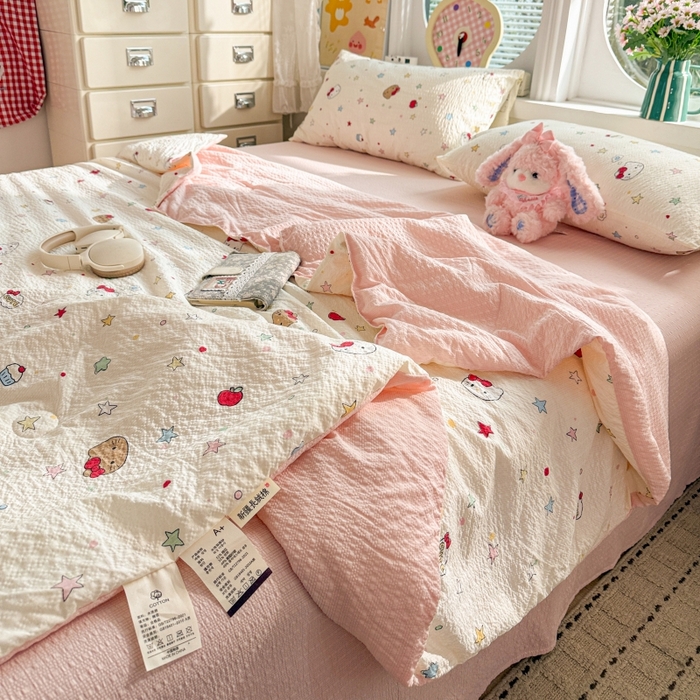 91家纺网 家纺一手货源 找家纺 小桃姐家纺 2026新款泡芙棉双层纱夏被空调被四件套小清新泡泡纱夏被卡通夏凉被空调被 幸运kitty