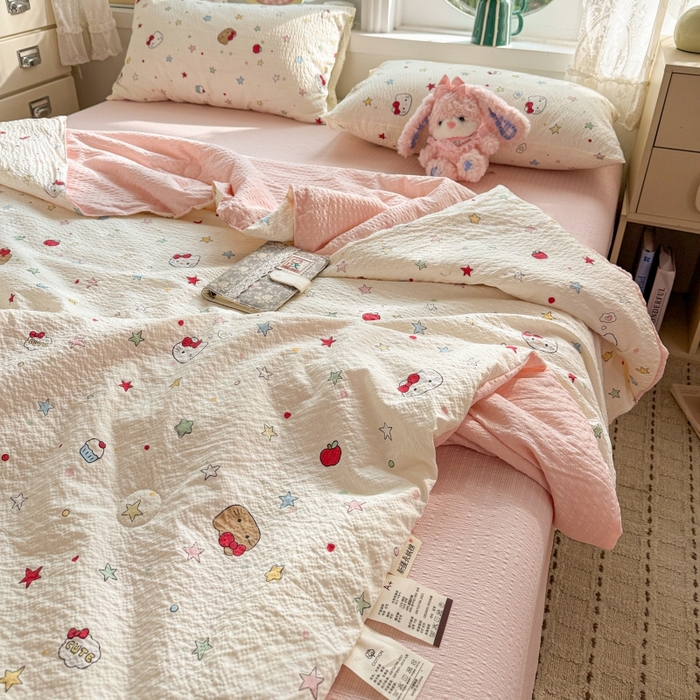 91家纺网 家纺一手货源 找家纺 小桃姐家纺 2026新款泡芙棉双层纱夏被空调被四件套小清新泡泡纱夏被卡通夏凉被空调被 幸运kitty