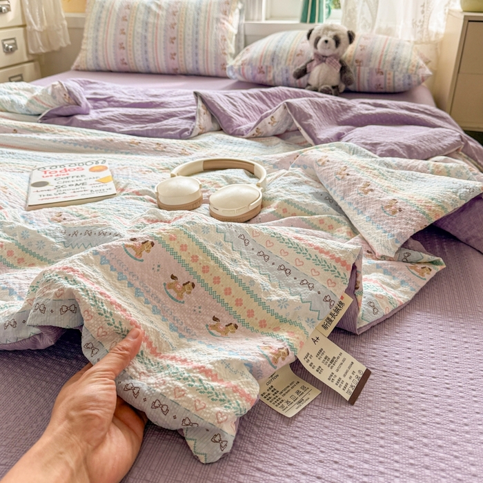 91家纺网 家纺一手货源 找家纺 小桃姐家纺 2026新款泡芙棉双层纱夏被空调被四件套小清新泡泡纱夏被卡通夏凉被空调被 彩虹木马