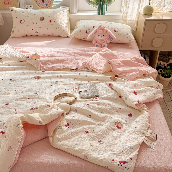 91家纺网 家纺一手货源 找家纺 小桃姐家纺 2026新款泡芙棉双层纱夏被空调被四件套小清新泡泡纱夏被卡通夏凉被空调被 幸运kitty