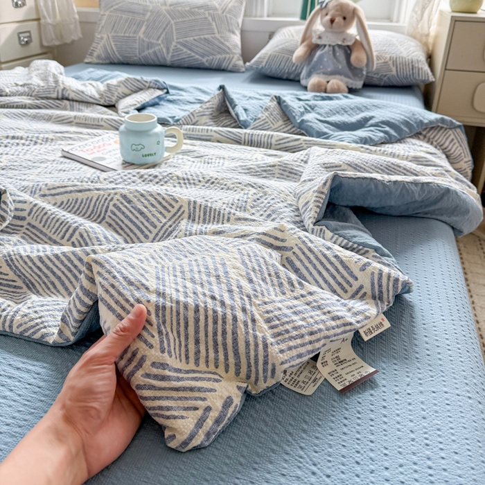 91家纺网 家纺一手货源 找家纺 小桃姐家纺 2026新款泡芙棉双层纱夏被空调被四件套小清新泡泡纱夏被卡通夏凉被空调被 蓝条纹