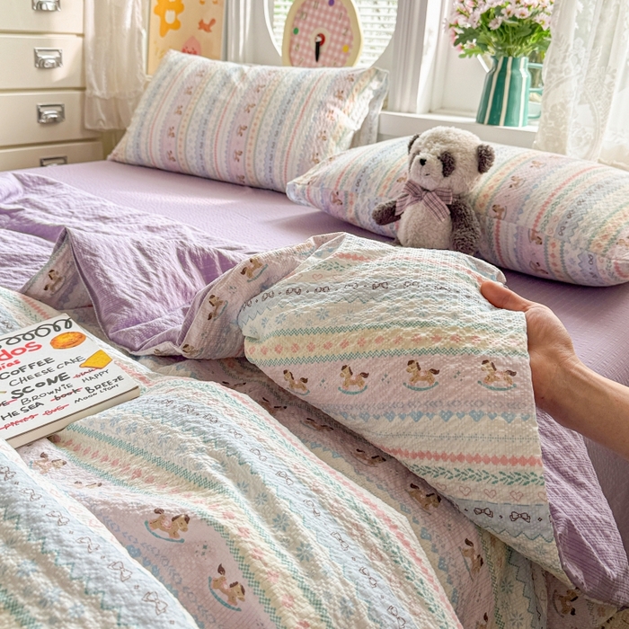 91家纺网 家纺一手货源 找家纺 小桃姐家纺 2026新款泡芙棉双层纱夏被空调被四件套小清新泡泡纱夏被卡通夏凉被空调被 彩虹木马