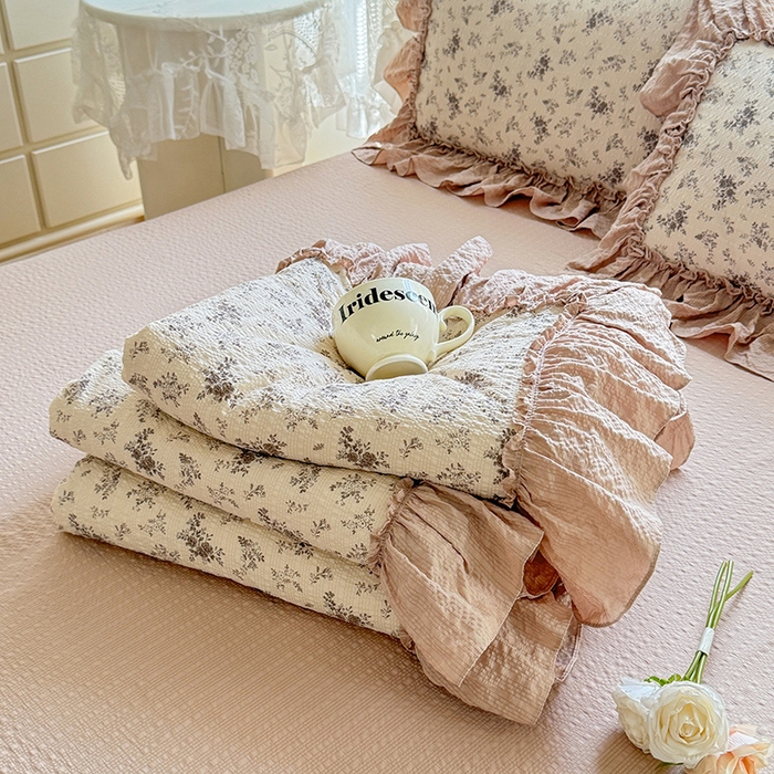 91家纺网 家纺一手货源 找家纺 韩约家纺 2026春夏新款泡芙棉床单款夏被夏凉被空调被四件套 倚梦