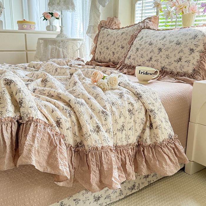 91家纺网 家纺一手货源 找家纺 韩约家纺 2026春夏新款泡芙棉床单款夏被夏凉被空调被四件套 倚梦