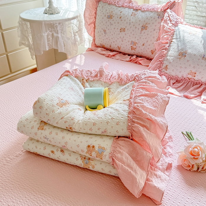 91家纺网 家纺一手货源 找家纺 韩约家纺 2026春夏新款泡芙棉床单款夏被夏凉被空调被四件套 熊宝