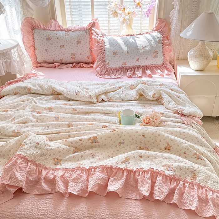 91家纺网 家纺一手货源 找家纺 韩约家纺 2026春夏新款泡芙棉床单款夏被夏凉被空调被四件套 熊宝