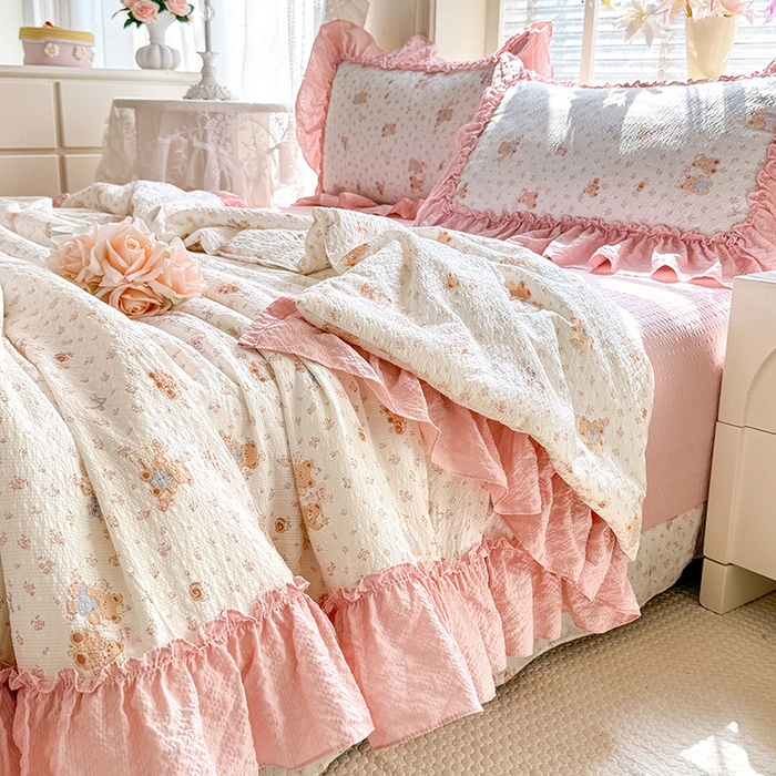 91家纺网 家纺一手货源 找家纺 韩约家纺 2026春夏新款泡芙棉床单款夏被夏凉被空调被四件套 熊宝