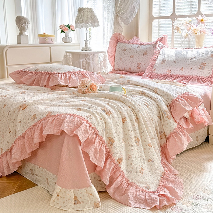 91家纺网 家纺一手货源 找家纺 韩约家纺 2026春夏新款泡芙棉床单款夏被夏凉被空调被四件套 熊宝