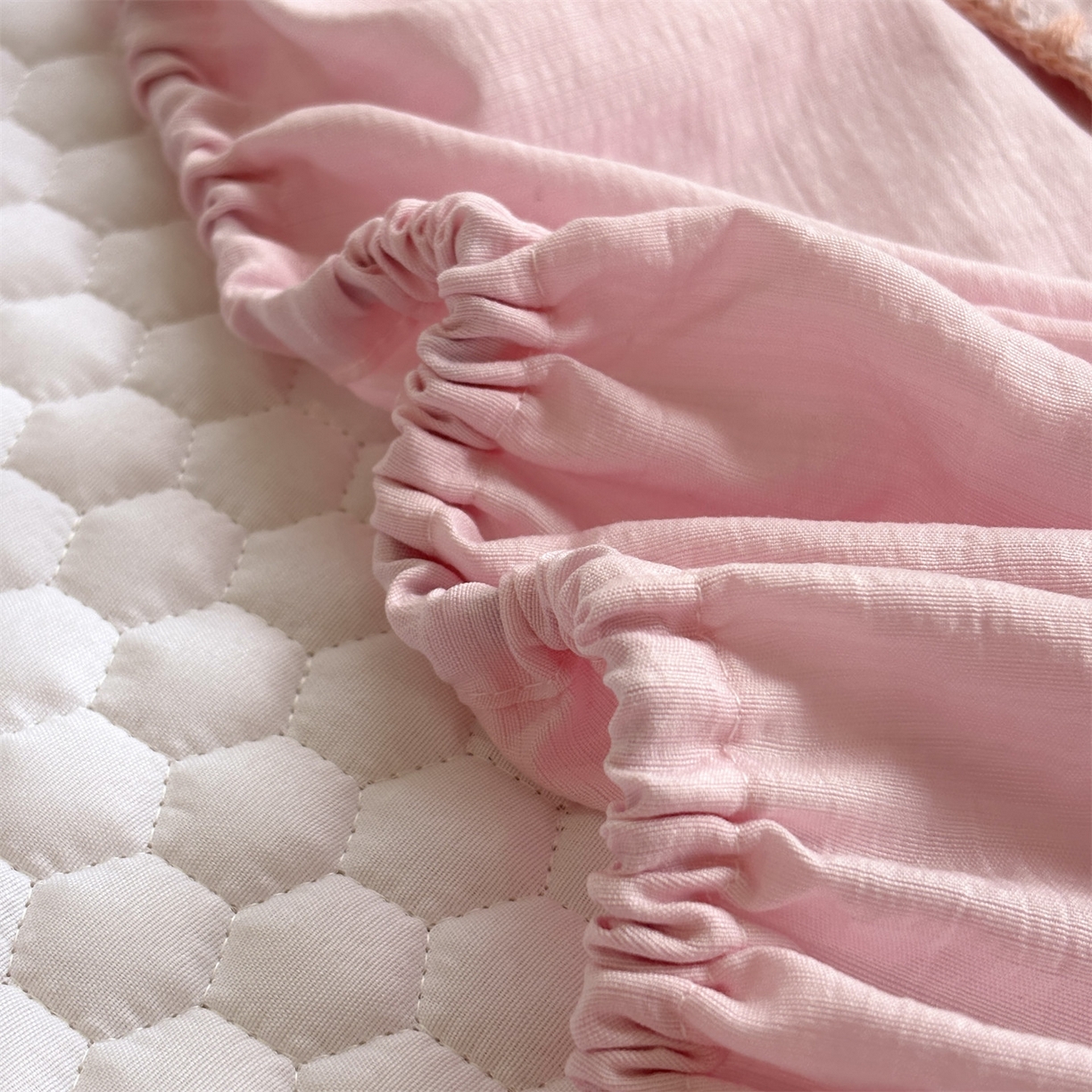 91家纺网 家纺一手货源 找家纺 居眠 2026新款贝壳边纯色夹棉床笠 贝壳边-嫩粉