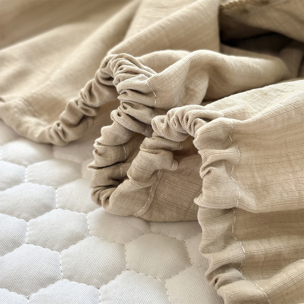 91家纺网 家纺一手货源 找家纺 居眠 2026新款贝壳边纯色夹棉床笠 贝壳边-卡其