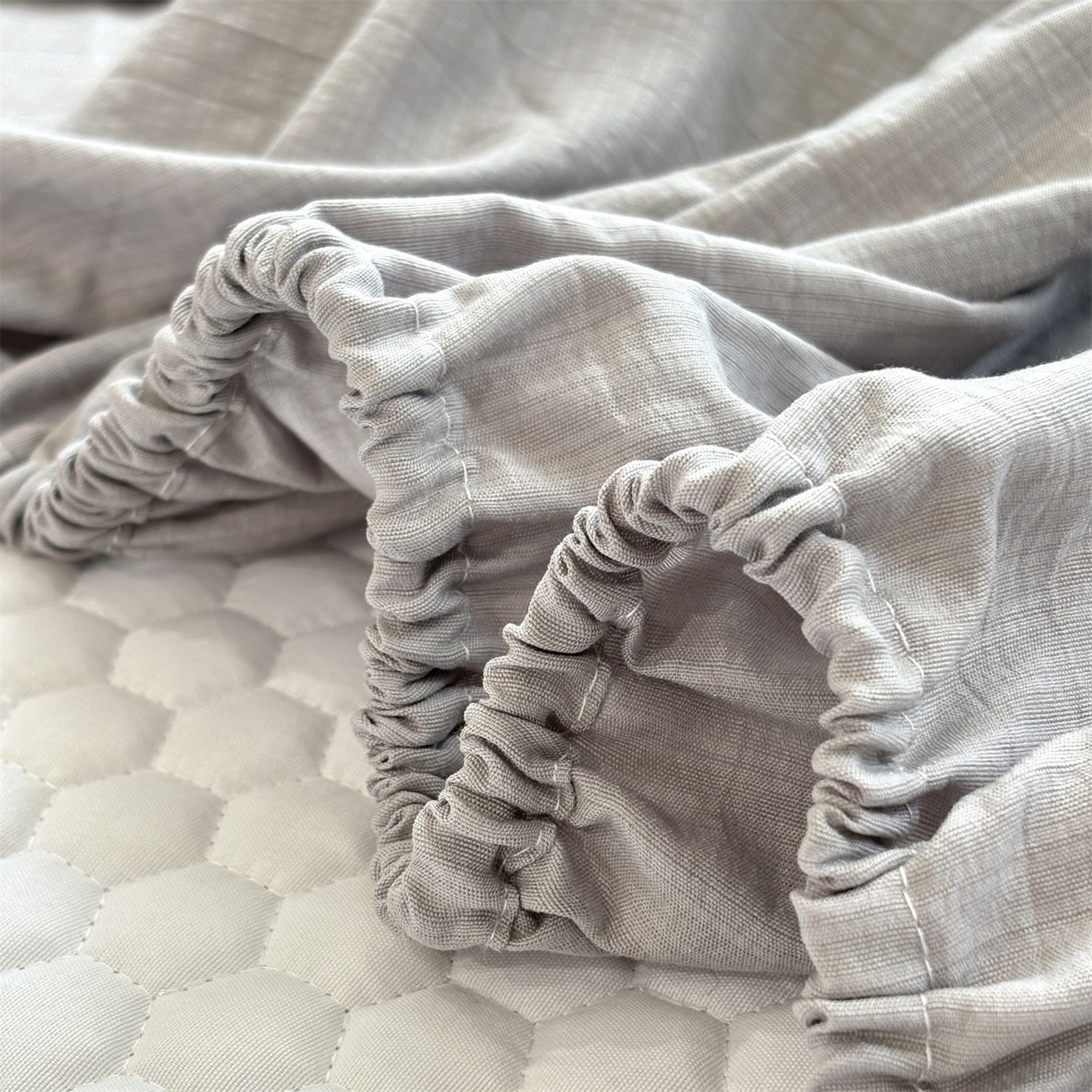 91家纺网 家纺一手货源 找家纺 居眠 2026新款贝壳边纯色夹棉床笠 贝壳边-灰色