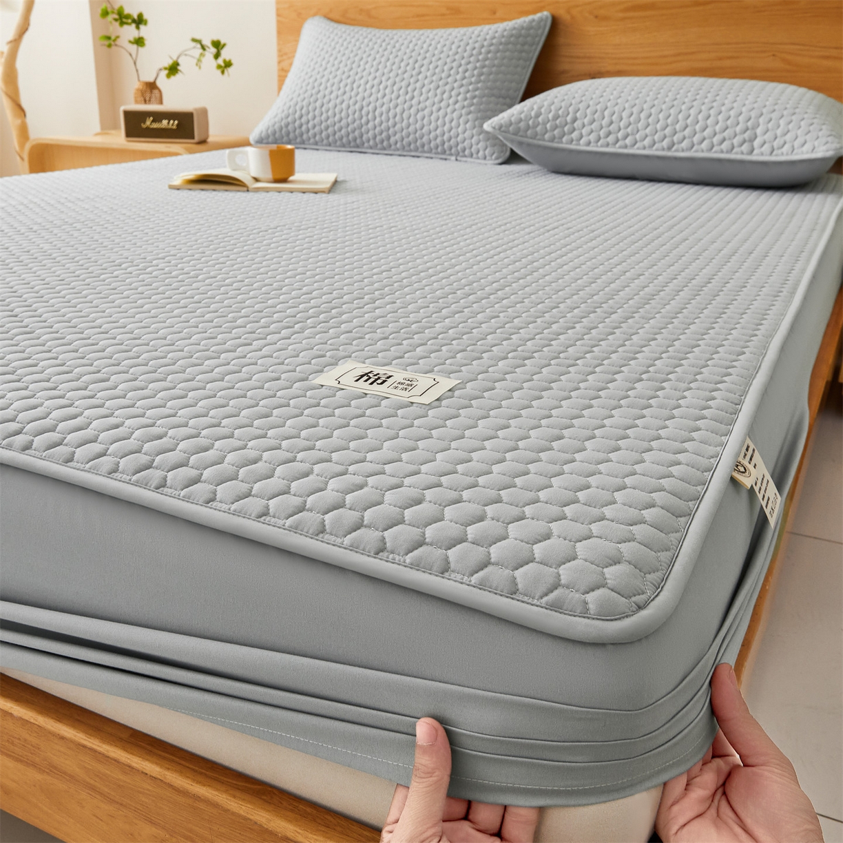 91家纺网 家纺一手货源 找家纺 居眠 2026新款蜂巢-防水夹棉棉花床笠 蜂巢-灰