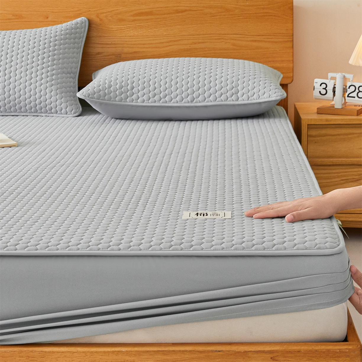 91家纺网 家纺一手货源 找家纺 居眠 2026新款蜂巢-防水夹棉棉花床笠 蜂巢-灰