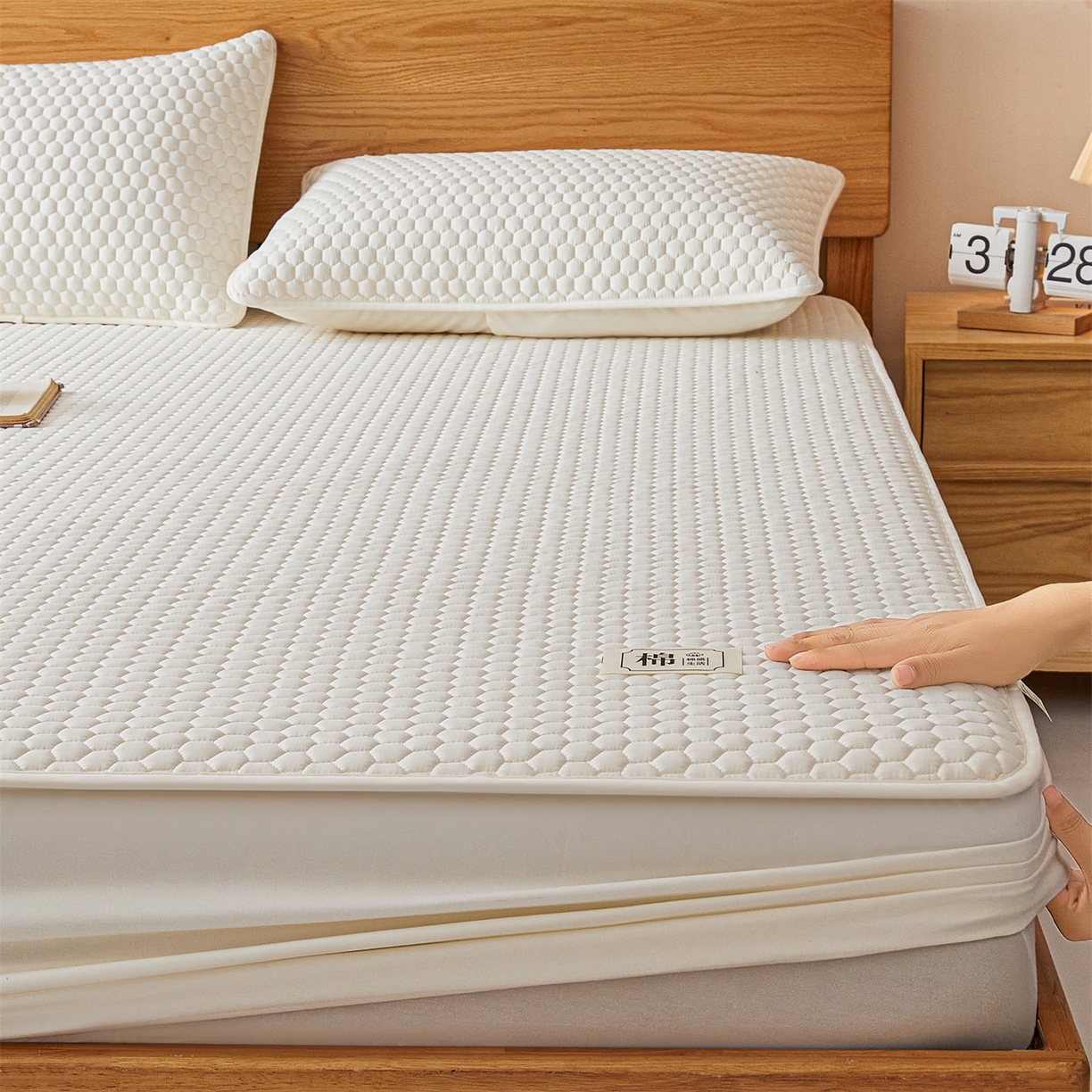 91家纺网 家纺一手货源 找家纺 居眠 2026新款蜂巢-防水夹棉棉花床笠 蜂巢-白