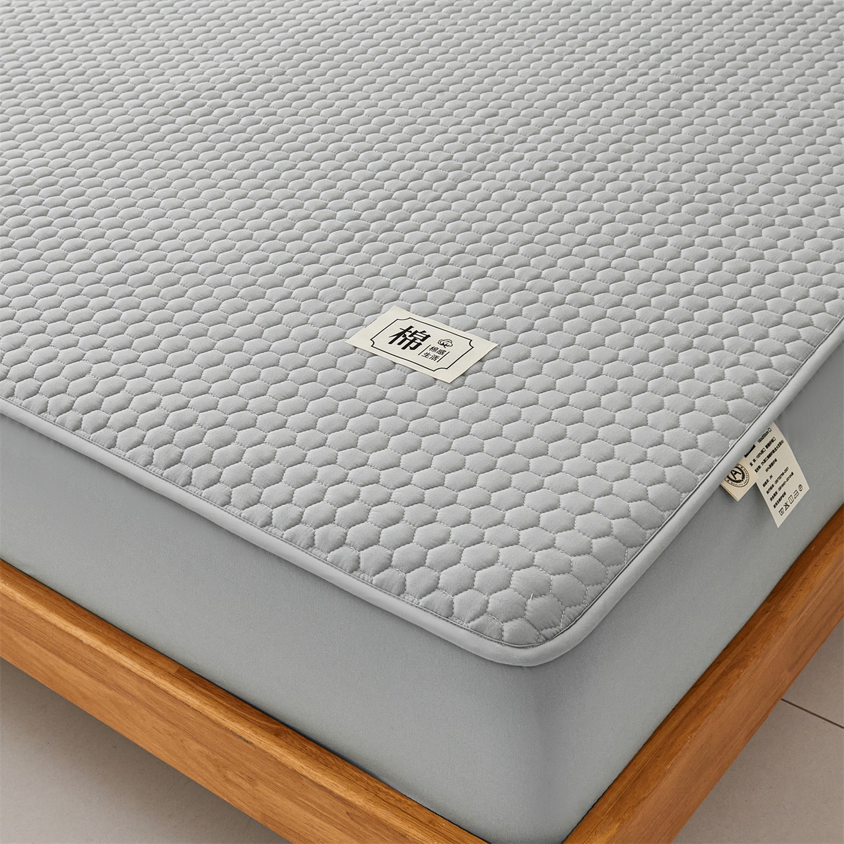 91家纺网 家纺一手货源 找家纺 居眠 2026新款蜂巢-防水夹棉棉花床笠 蜂巢-灰