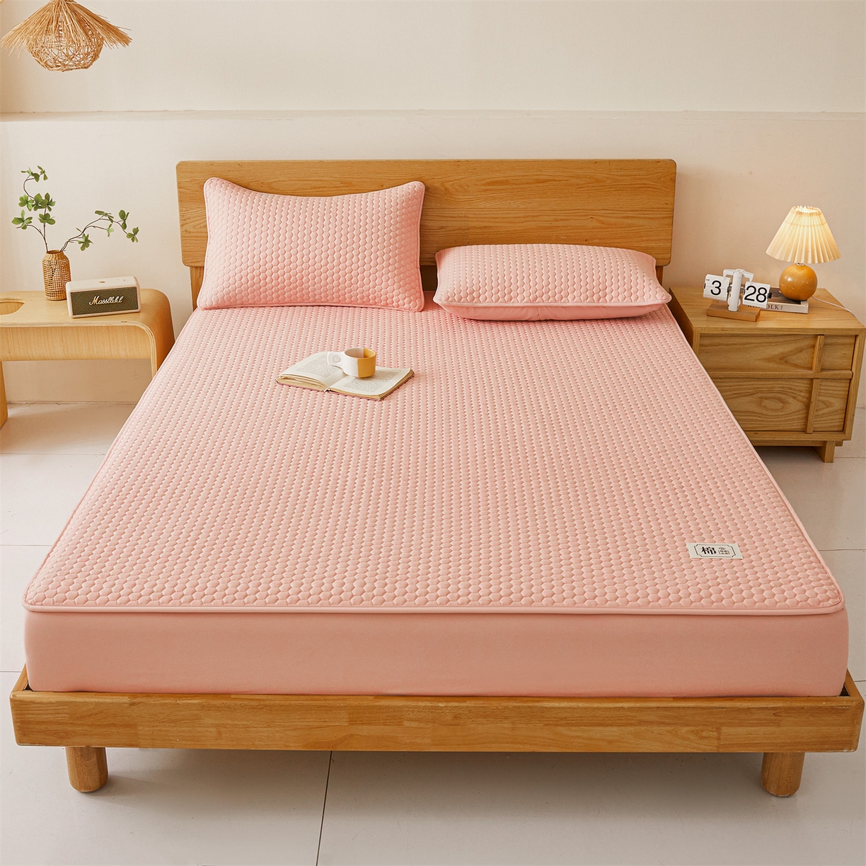 91家纺网 家纺一手货源 找家纺 居眠 2026新款蜂巢-防水夹棉棉花床笠 蜂巢-粉