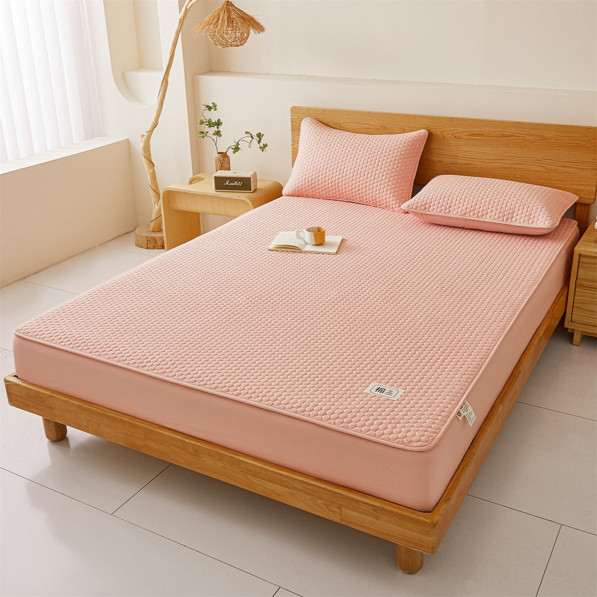 91家纺网 家纺一手货源 找家纺 居眠 2026新款蜂巢-防水夹棉棉花床笠 蜂巢-粉