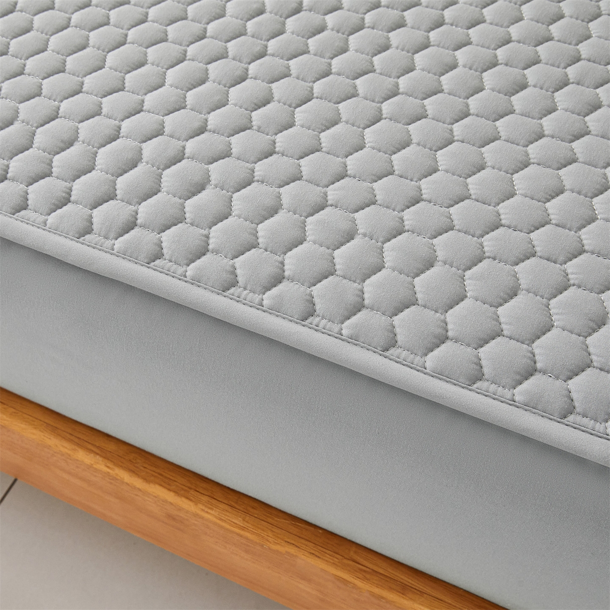 91家纺网 家纺一手货源 找家纺 居眠 2026新款蜂巢-防水夹棉棉花床笠 蜂巢-灰