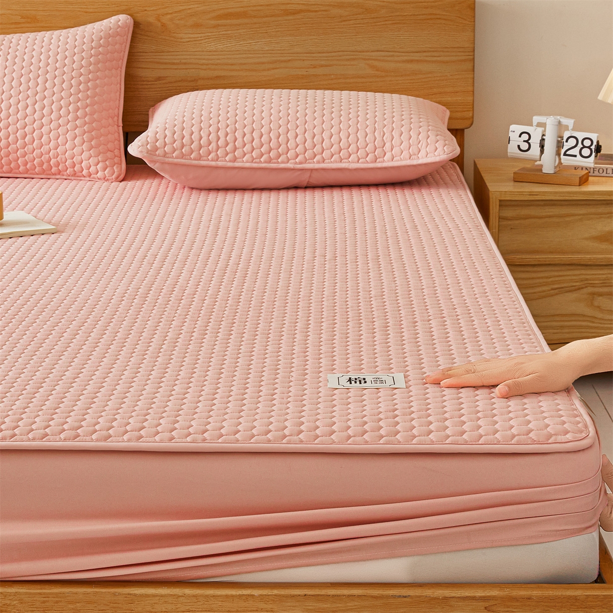91家纺网 家纺一手货源 找家纺 居眠 2026新款蜂巢-防水夹棉棉花床笠 蜂巢-粉