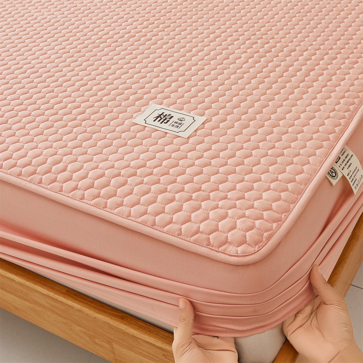 91家纺网 家纺一手货源 找家纺 居眠 2026新款蜂巢-防水夹棉棉花床笠 蜂巢-粉