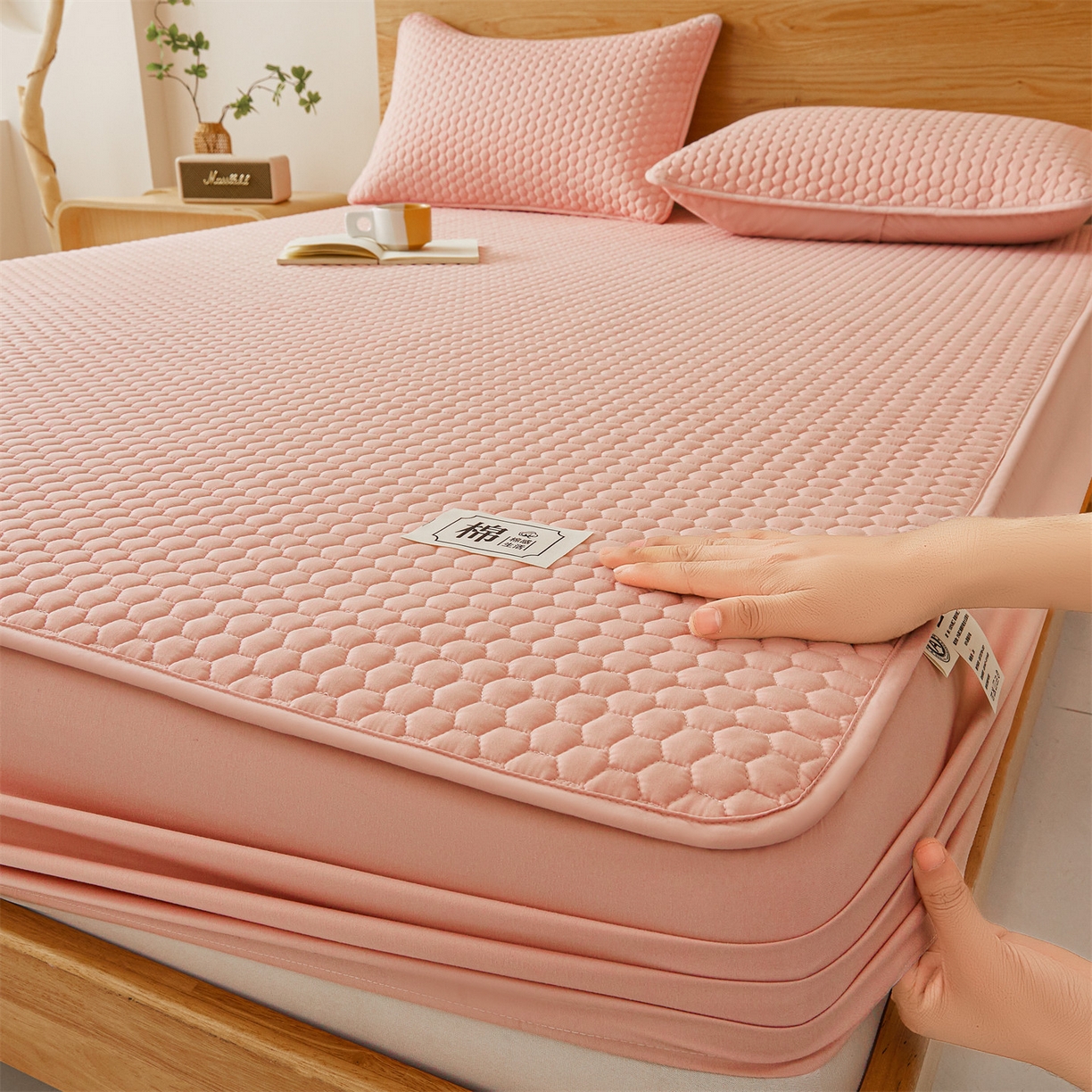 91家纺网 家纺一手货源 找家纺 居眠 2026新款蜂巢-防水夹棉棉花床笠 蜂巢-粉