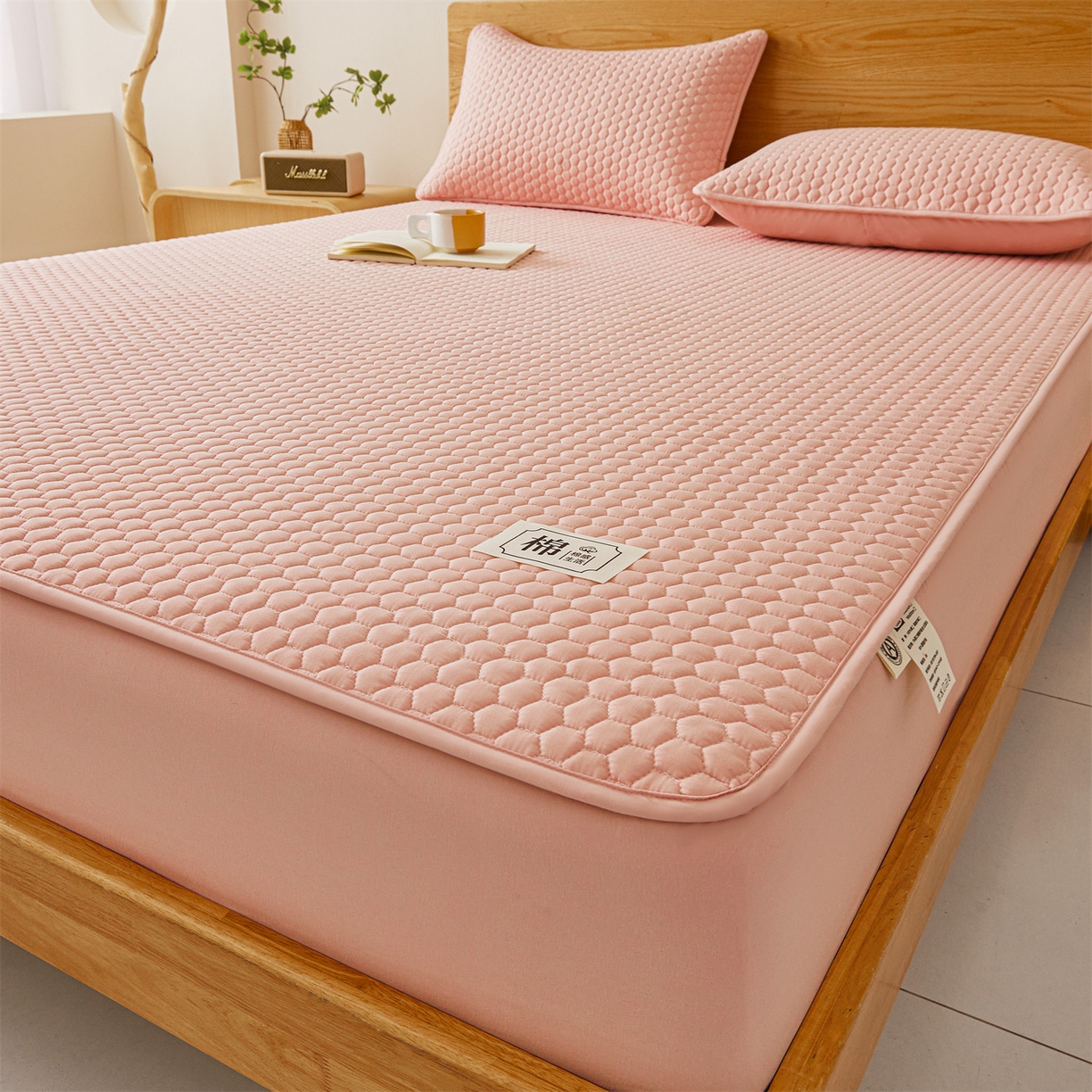 91家纺网 家纺一手货源 找家纺 居眠 2026新款蜂巢-防水夹棉棉花床笠 蜂巢-粉